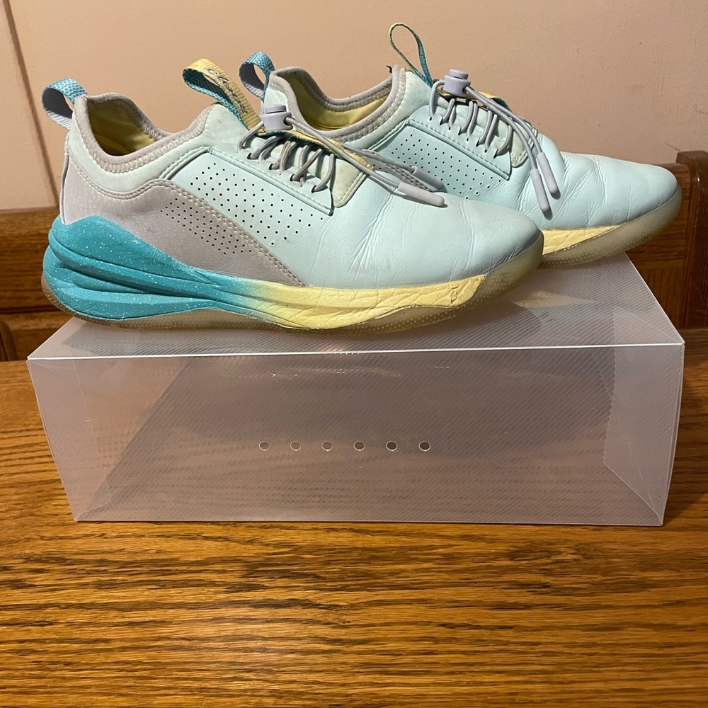 Clove Sneakers